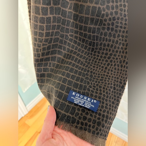 Inner Mongolia Kousei Cashmere 10% Wool 90% New! Scarf shawl Crocodile Print - Picture 7 of 13